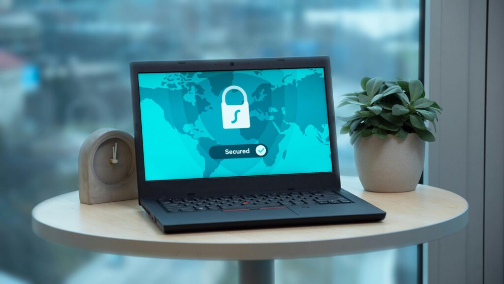 Ordenador con la representación de un candado digital, simbolizando la integración de la seguridad en el desarrollo de software.