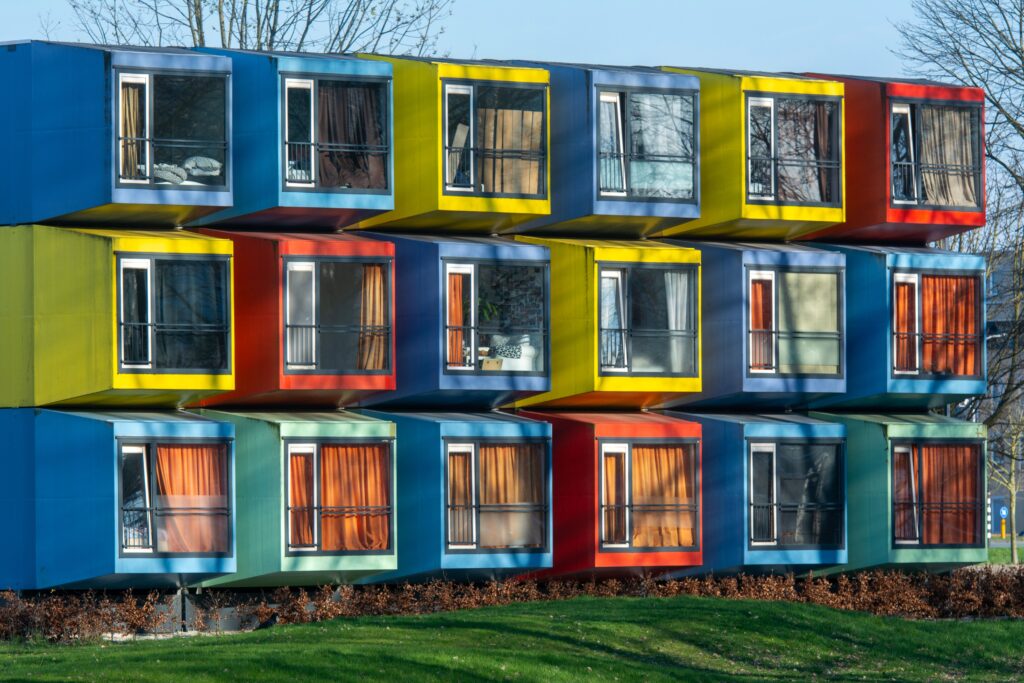 Edificio compuesto por muchos bloques pequeños de distintos colores