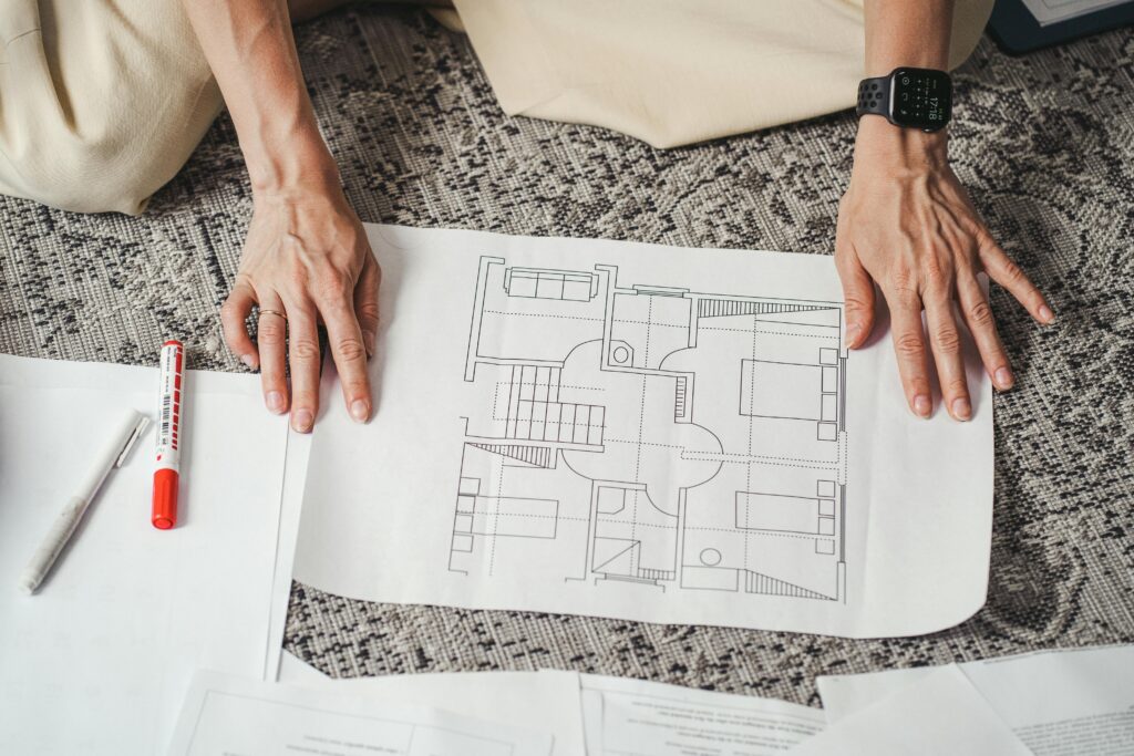 Manos sobre unos planos arquitectónicos
